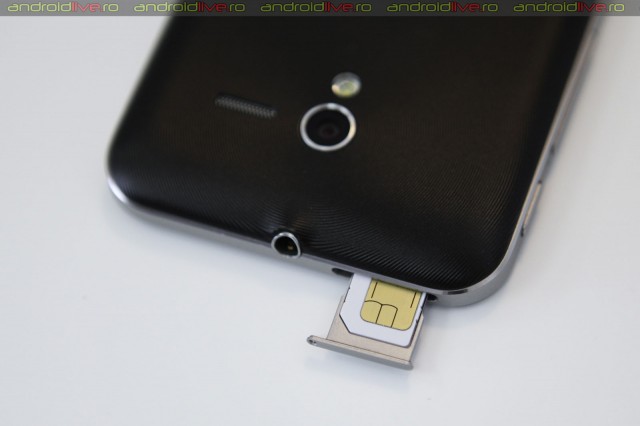 Padfone 2 folosește un micro-SIM