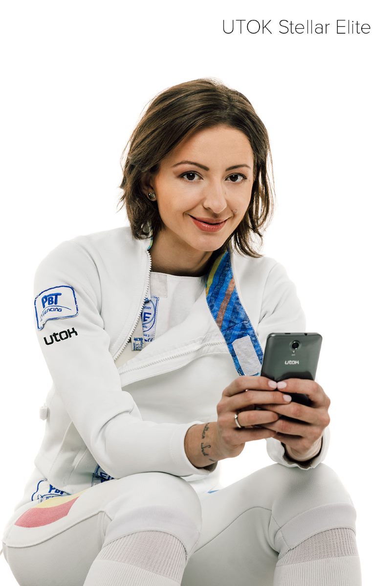 Ana Maria Brânza cu telefonul UTOK Stellar Elite
